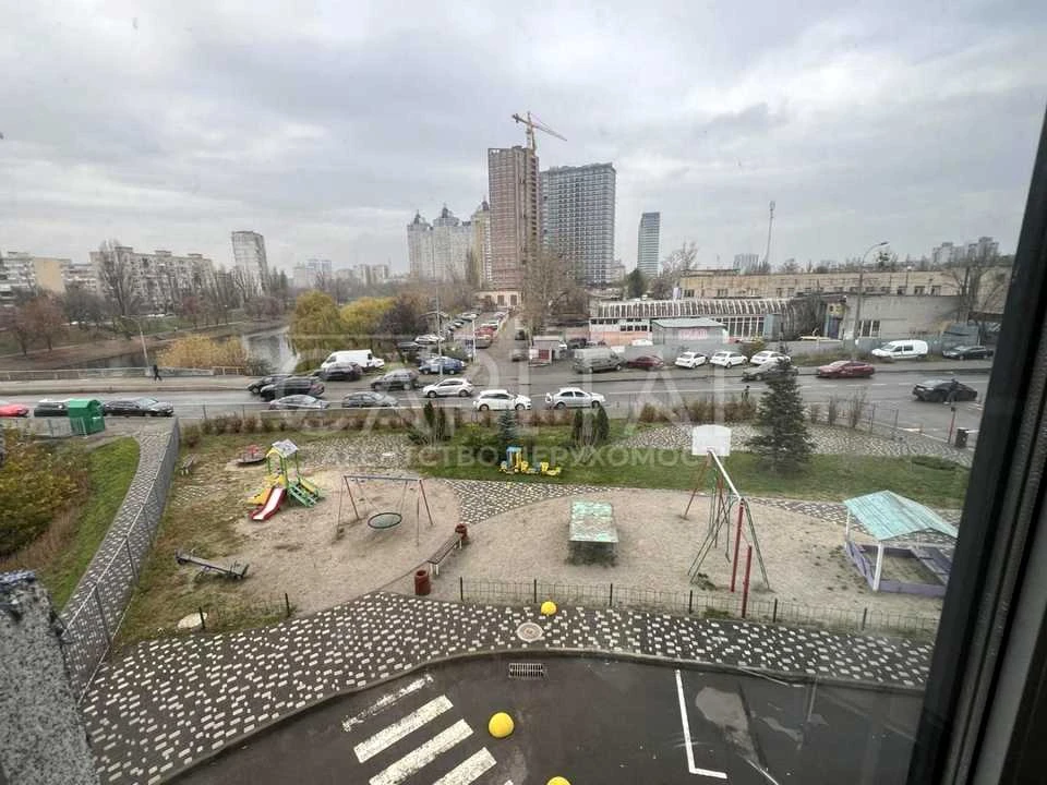 Будинок. Київ, Соборності просп. (Возз'єднання)