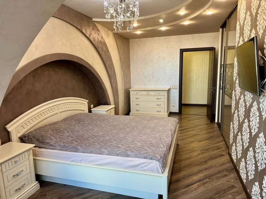Sale of 4k with renovation in a new house, packing for two cars