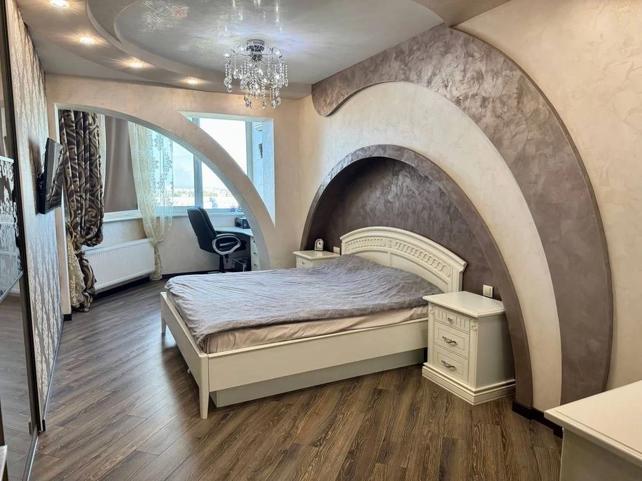 Sale of 4k with renovation in a new house, packing for two cars