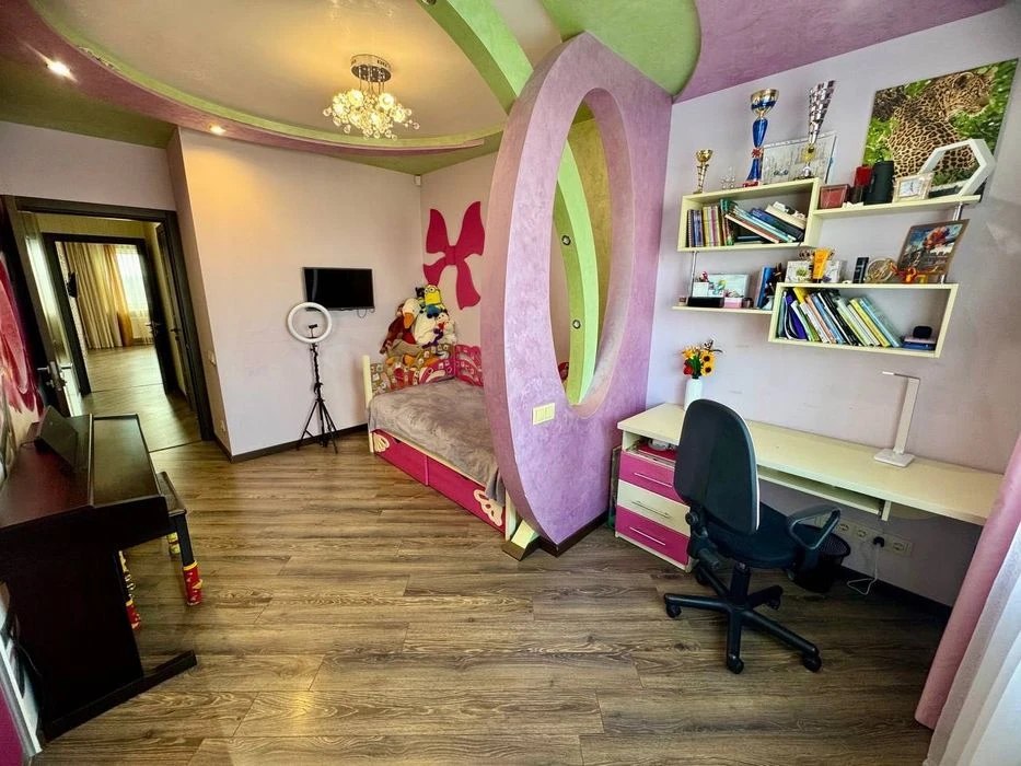 Sale of 4k with renovation in a new house, packing for two cars