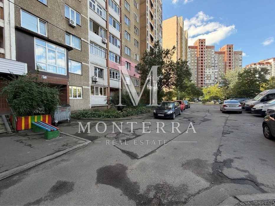 For sale 2-room apartment with renovation, 1st floor, Troyeshchyna Avenue.