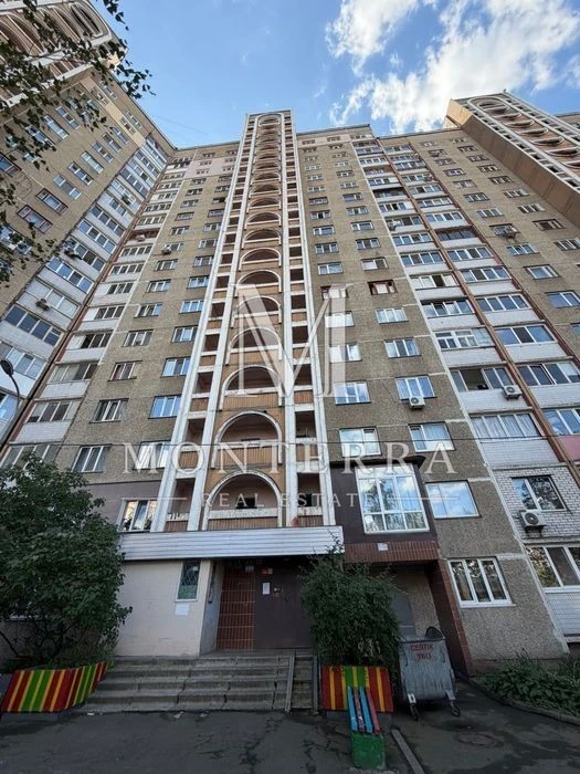 For sale 2-room apartment with renovation, 1st floor, Troyeshchyna Avenue.