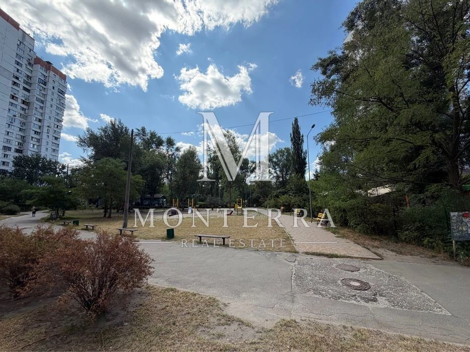 For sale 2-room apartment with renovation, 1st floor, Troyeshchyna Avenue.