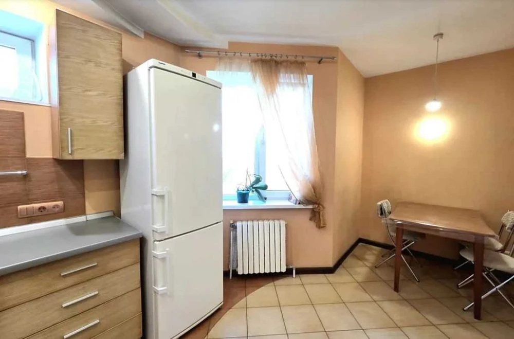 2 rooms LENINGRADKA on the middle floor FURNITURE APPLIANCES kitchen