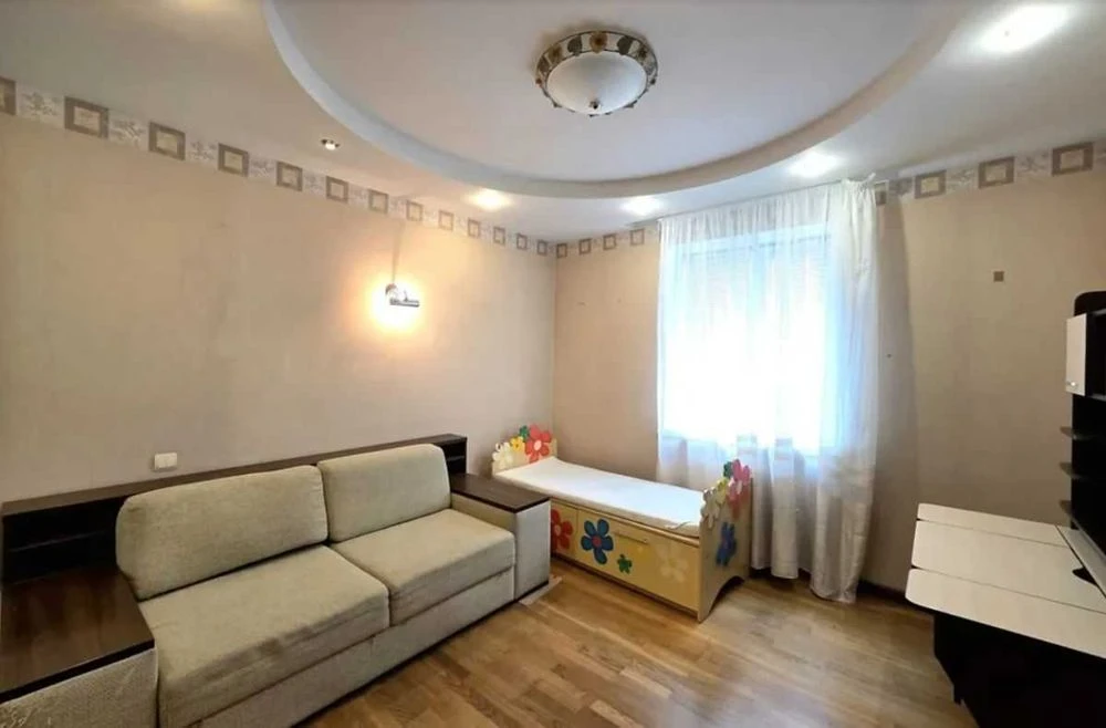 2 rooms LENINGRADKA on the middle floor FURNITURE APPLIANCES kitchen