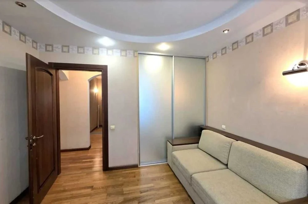 2 rooms LENINGRADKA on the middle floor FURNITURE APPLIANCES kitchen