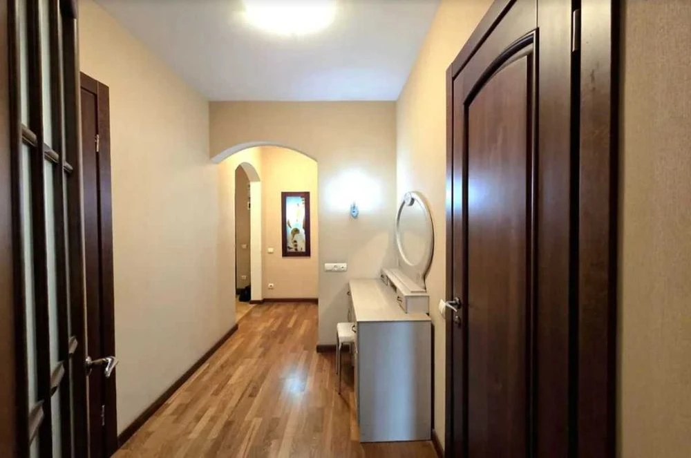 2 rooms LENINGRADKA on the middle floor FURNITURE APPLIANCES kitchen