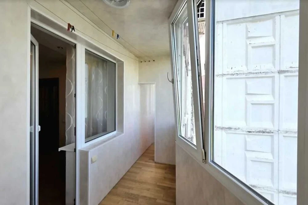2 rooms LENINGRADKA on the middle floor FURNITURE APPLIANCES kitchen