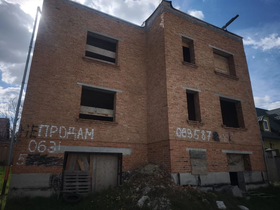 Будинок (незавершений).Окремо стоячий  будинок 6.5соток земл