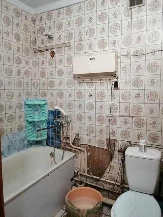 I am selling a 1-room apartment with an improved layout near the metro.