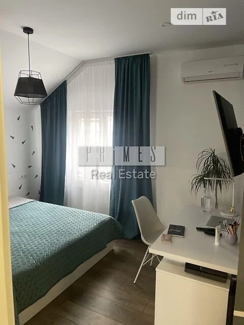 Продаж 2 поверхового будинку 200 кв. м, 4 кімнати, на Святою