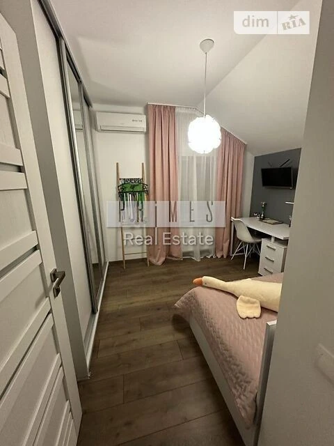 Продаж 2 поверхового будинку 200 кв. м, 4 кімнати, на Святою