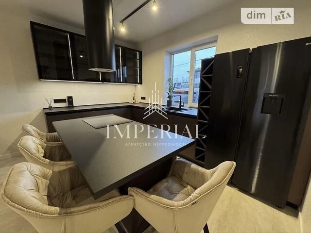 Продаж 2 поверхового будинку 140 кв. м, 3 кімнати, на вул. С