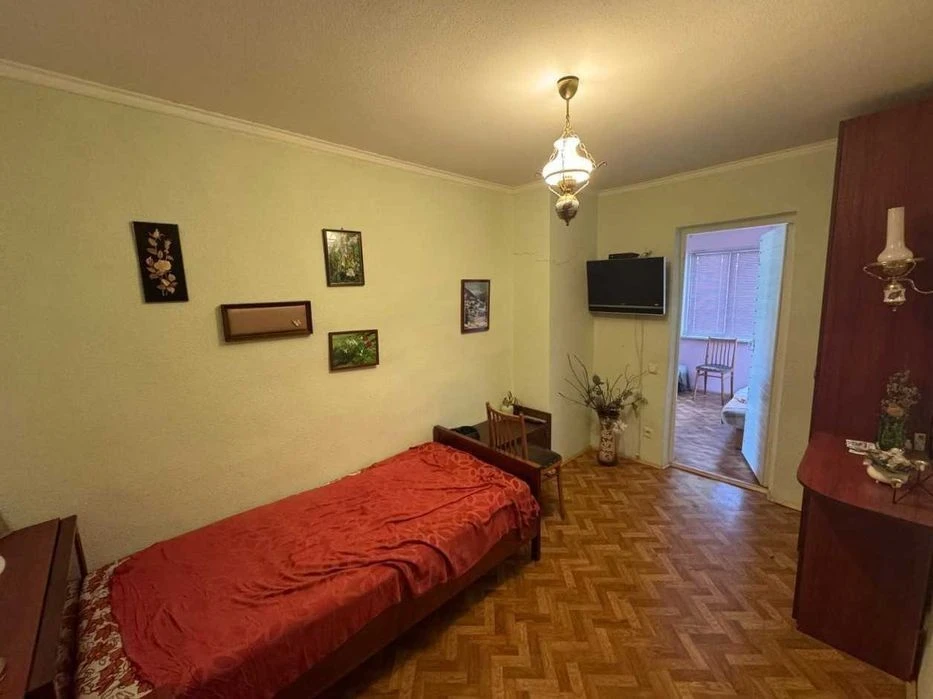 Продається земельна ділянка з одноповерховим садовим будинко