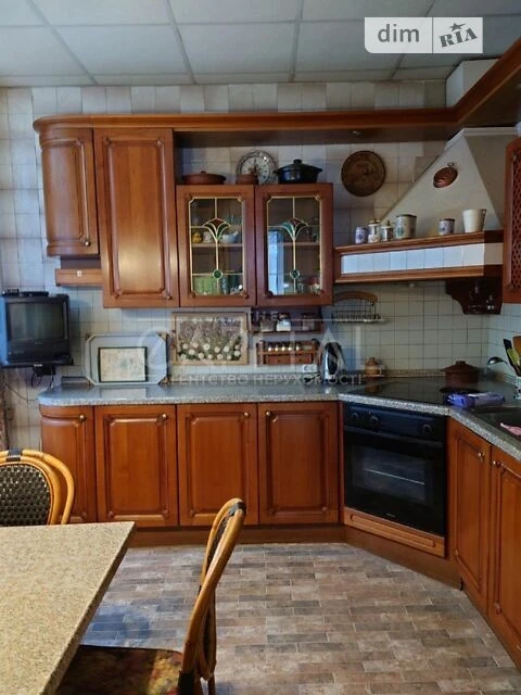 Продаж 3 поверхового будинку з гаражем і ділянкою на 6 соток