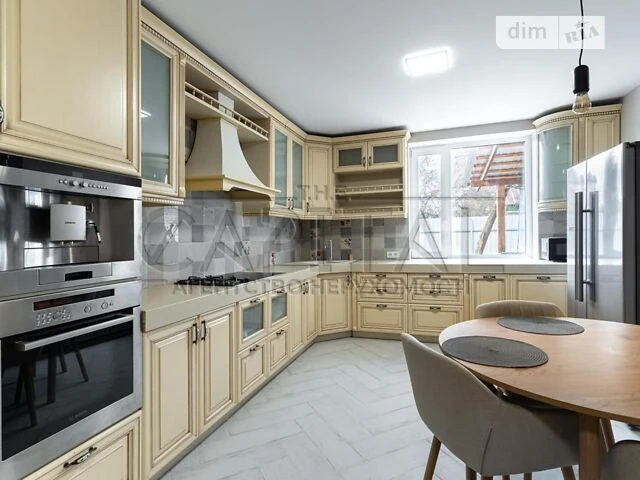 Продаж 2 поверхового будинку з ділянкою на 6 соток, 360 кв.