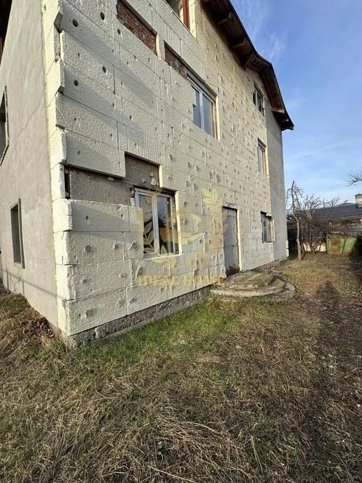 Продається дім біля метро Славутич на березі оз. Мартишів