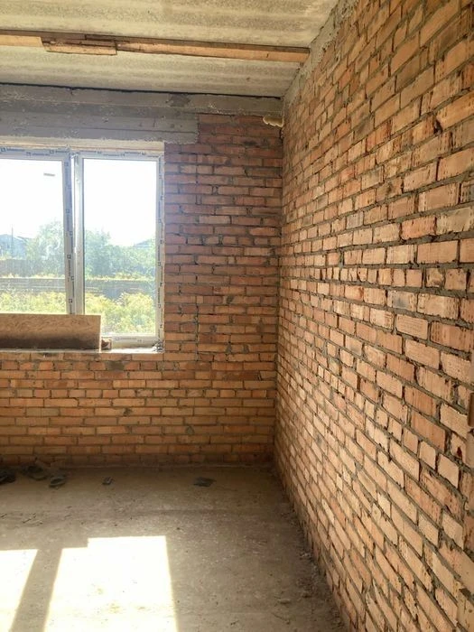 Капітальний будинок у Києві з надійним укриттям.