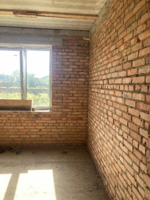 Капітальний будинок у Києві з надійним укриттям.