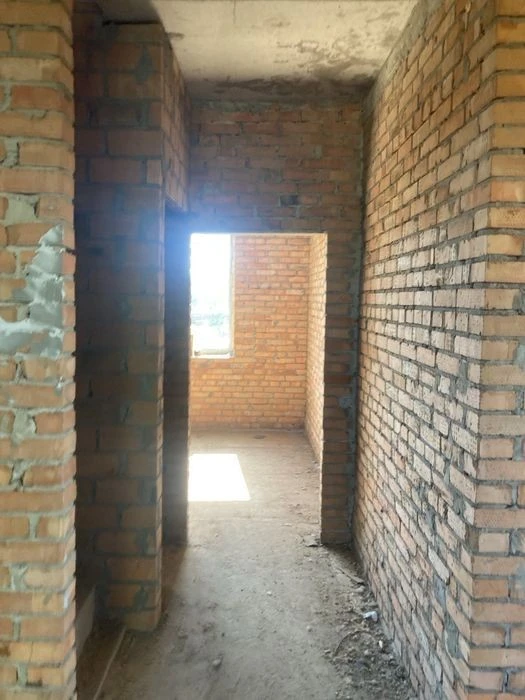 Капітальний будинок у Києві з надійним укриттям.