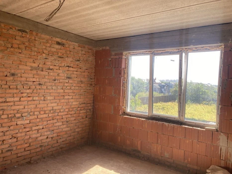 Капітальний будинок у Києві з надійним укриттям.