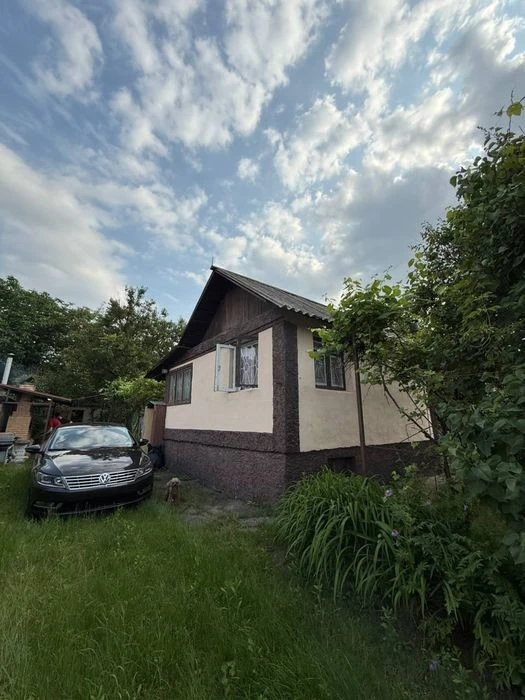 Продаж ділянки біля метро славутич з дачним будинком