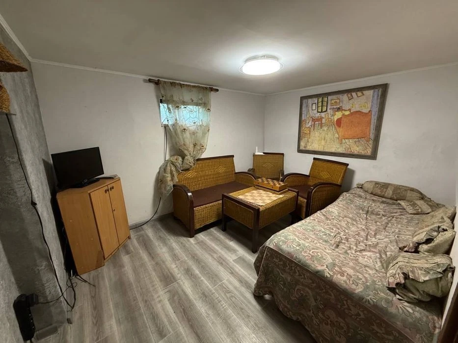Продаж ділянки біля метро славутич з дачним будинком
