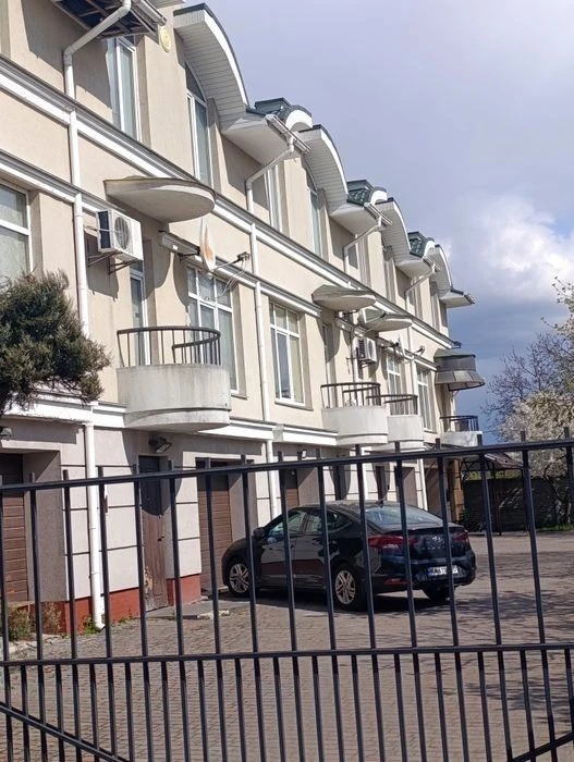 ТаунХаус- квартира, гараж, 10 хв від метро, П. Прокоповича.