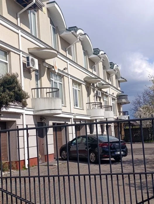 ТаунХаус- квартира, гараж, 10 хв від метро, П. Прокоповича.