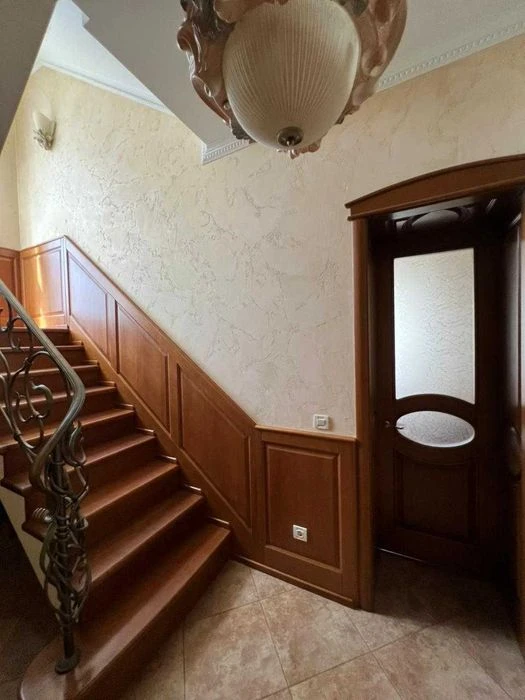 (4) Продам 2-х этажный дом в Одессе.