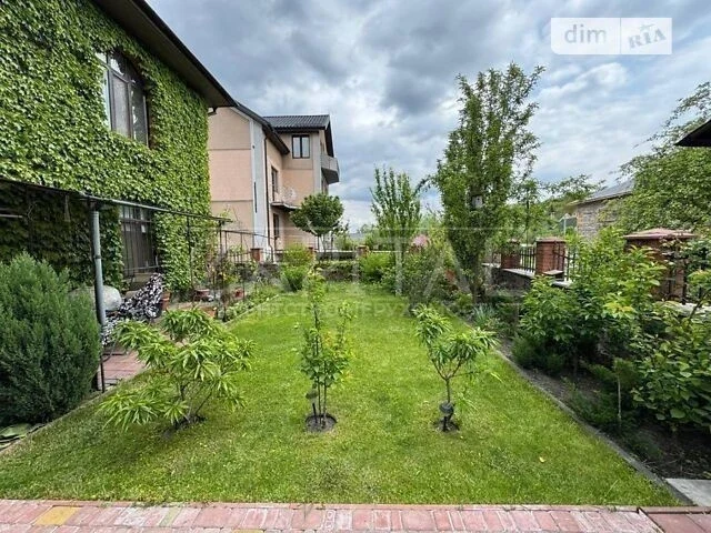 Продаж 3 поверхового будинку з гаражем і ділянкою на 4 сотки