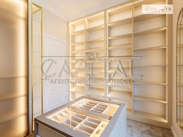Продаж 3 поверхового будинку з гаражем і ділянкою на 4 сотки