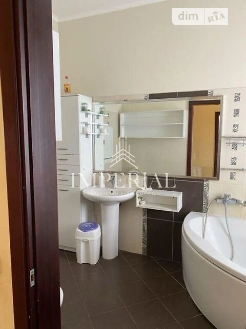 Продаж 2 поверхового будинку 180 кв. м, 5 кімнат, на вул. Са
