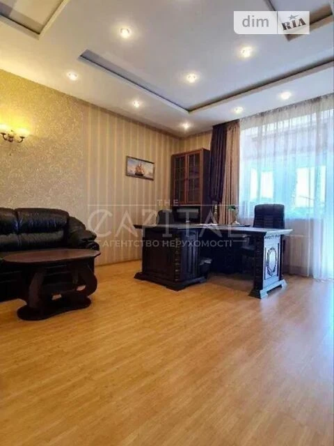 Продаж 3 поверхового будинку з гаражем і ділянкою на 8 соток