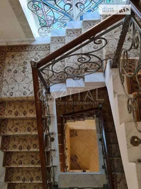 Продаж 3 поверхового будинку з гаражем і ділянкою на 8 соток