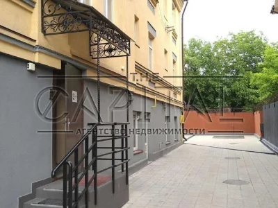 Продаж 4 поверхового будинку з верандою і ділянкою на 8 сото