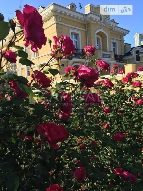 Продаж 3 поверхового будинку з гаражем і ділянкою на 10 сото