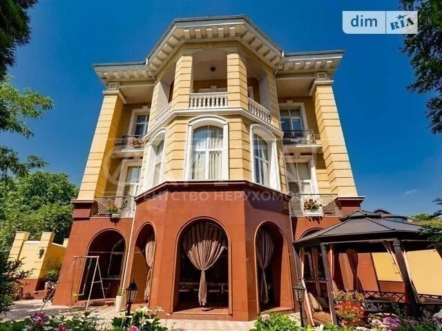Продаж 3 поверхового будинку з гаражем і ділянкою на 10 сото