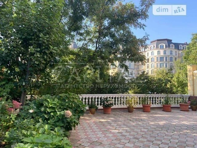 Продаж 3 поверхового будинку з гаражем і ділянкою на 10 сото