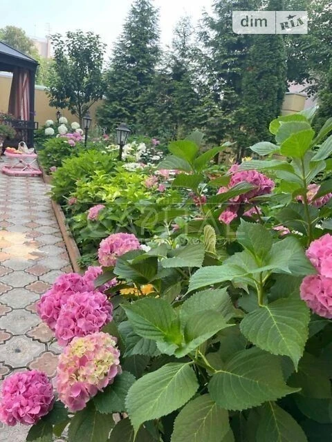 Продаж 3 поверхового будинку з гаражем і ділянкою на 10 сото