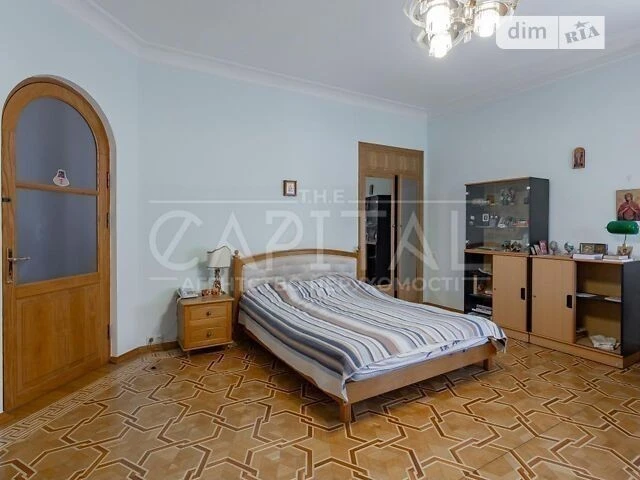 Продаж 4 поверхового будинку з гаражем і ділянкою на 32 сотк