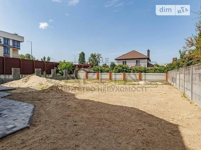 Продаж 3 поверхового будинку з ділянкою на 10 соток, 699 кв.