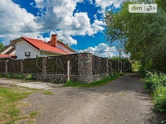 Продаж 2 поверхового будинку з гаражем і ділянкою на 10 сото
