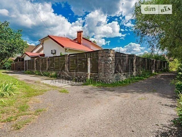 Продаж 2 поверхового будинку з гаражем і ділянкою на 10 сото