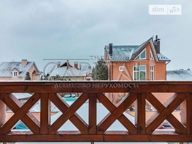Продаж 3 поверхового будинку з опаленням і ділянкою на 8 сот