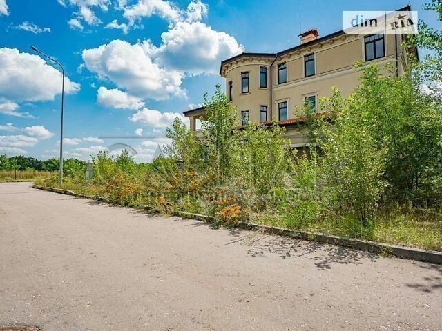 Продаж 3 поверхового будинку з ділянкою на 14.35 сотки, 555