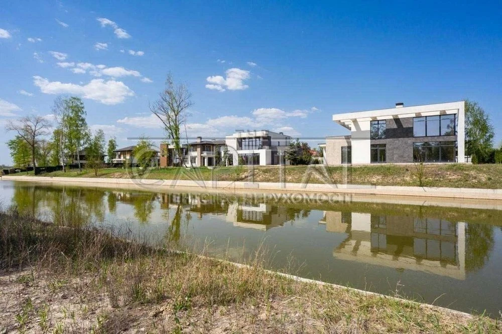Продаж 2 поверхового будинку з ділянкою на 26 соток, 300 кв.