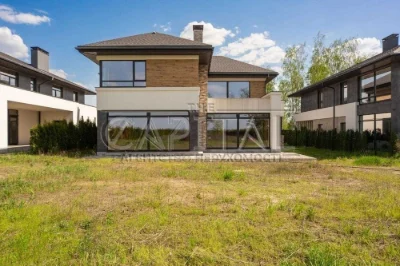 Продаж 2 поверхового будинку з ділянкою на 26 соток, 300 кв.