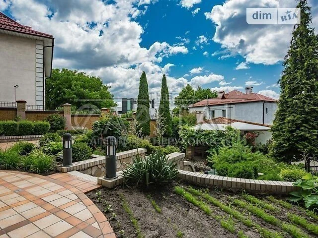 Продаж 3 поверхового будинку з гаражем і ділянкою на 25 сото