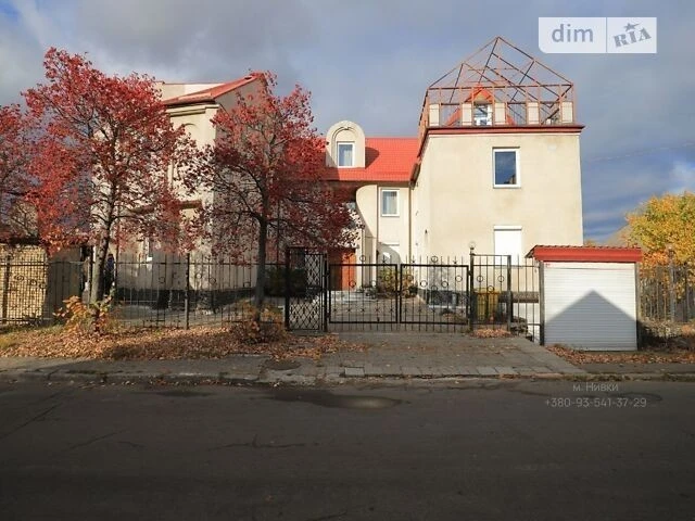 Продаж 3 поверхового будинку з ділянкою на 6 соток, 955 кв.